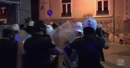 Policja używa armatek wodnych i gazu łzawiącego przeciwko protestującym
