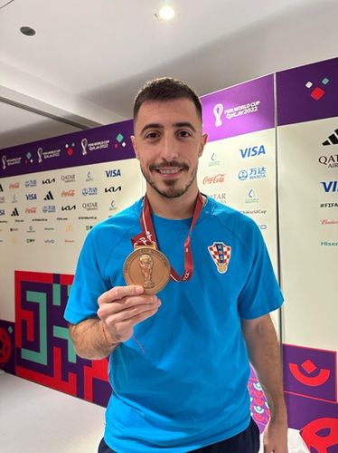 Josip Juranović pokazuje nam brązowy medal wywalczony na mistrzostwach świata w Katarze
