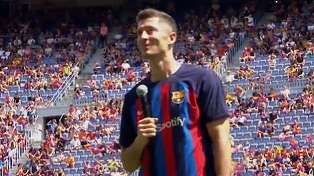 Zdjęcie okładkowe artykułu: Twitter / FC Barcelona / Na zdjęciu: Robert Lewandowski podczas prezentacji