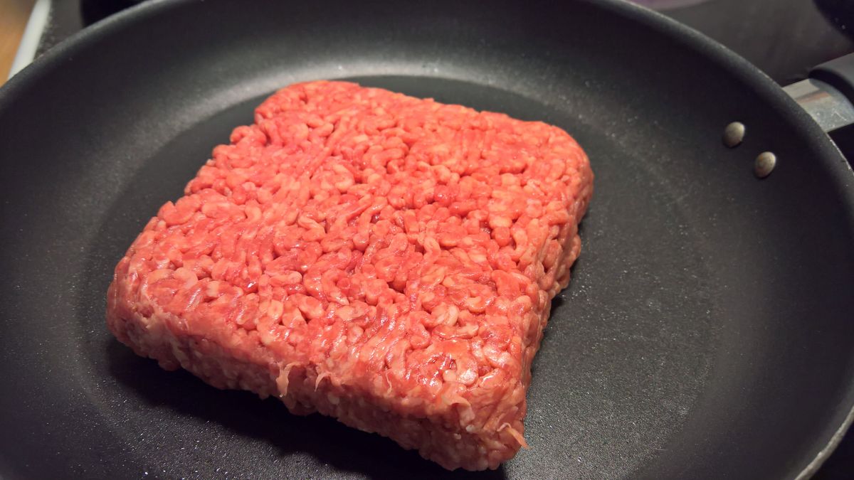 Opiekane na patelni mielone mięso wieprzowe (96% mięsa, 4% tłuszczu)