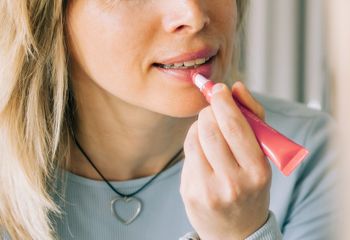 Trik na powiększenie ust bez strzykawki. Makijażystka tłumaczy krok po kroku