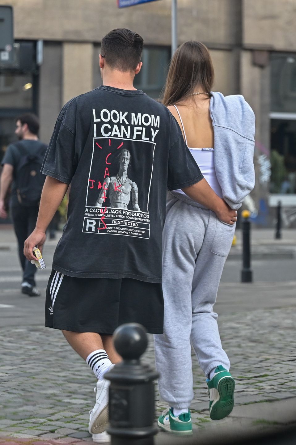 Allan Krupa na spacerze z dziewczyną