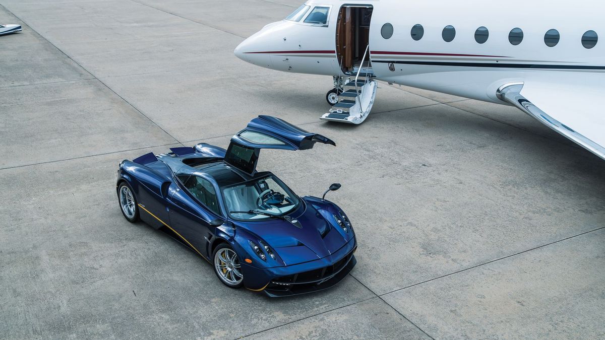 Ten wyjątkowy egzemplarz Huayry to numer 62/100. Pod jego maską pracuje standardowe V12 o pojemności 6 l. Podwójnie turbodoładowany silnik M158 ze stajni Mercedes-AMG rozwija 730 KM i 1100 Nm momentu obrotowego. Parametry te pozwalają osiągnąć 100 km/h w 3 s. Prędkość maksymalna Huayry wynosi 383 km/h. Co wyróżnia ten egzemplarz na tle pozostałych wozów ze stajni Pagani?