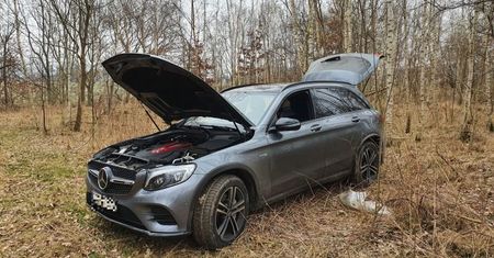 Mercedes za ponad ćwierć miliona porzucony w lesie. Numer powiedział prawdę