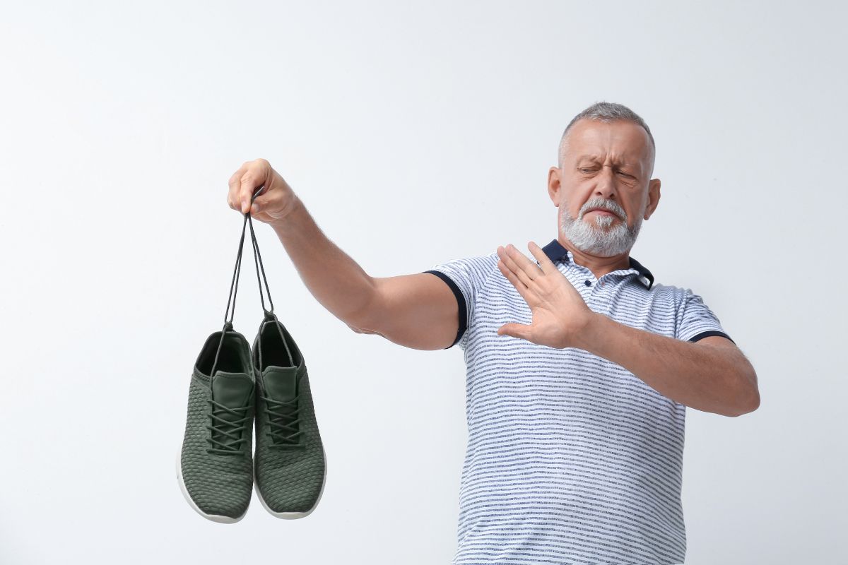 Brzydki zapach butów jest spowodowany głównie przez pot