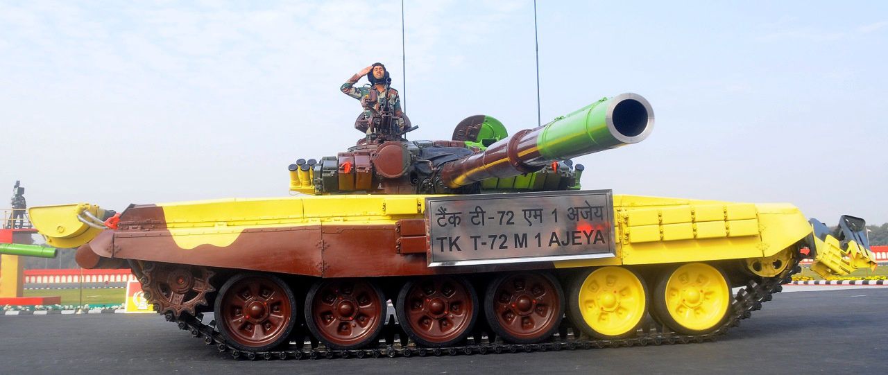 Indusi chcieli wcześniej w T-72M1 Ajeya zainstalować SKO-1T Drawa-T, tożsamy jak w polskim PT-91 Twardym i silniki S-1000 z PZL Wola 