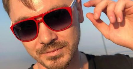 Daniel Martyniuk odpręża się po rozwodzie. Pokazał, co ogląda w skromnym mieszkaniu