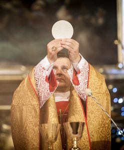 Jest odpowiedź na pozew Janusza Szymika. Chcą sprawdzić orientację seksualną ofiary