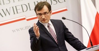 Minister Ziobro ostrzega komorników: Za zajęcie pieniędzy z programu 500+ grożą kary