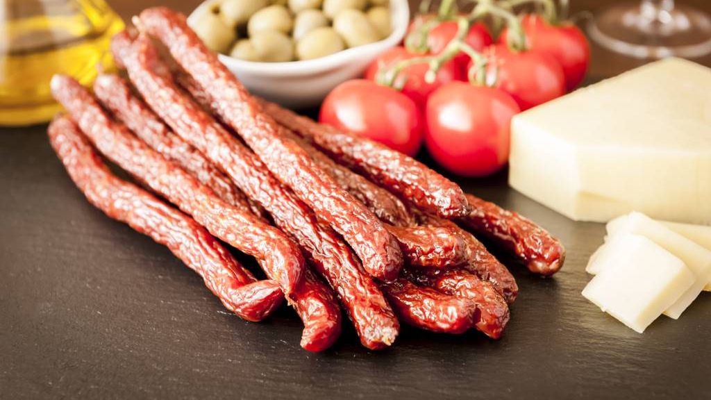 Firma specjalizuje się w produkcji osłonek do wędlin i przekąsek mięsnych.