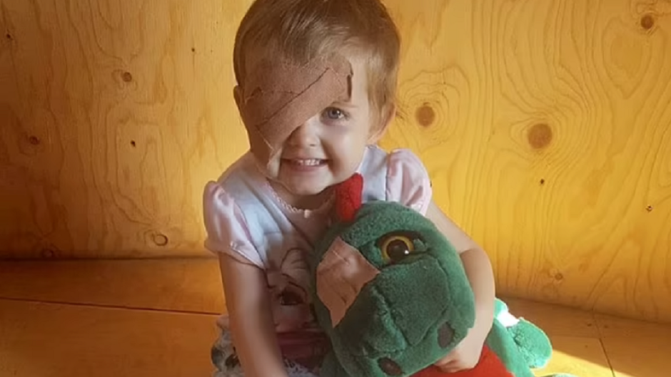 Nowa proteza oka sprawiła, że dziewczynka jest szczęśliwa
