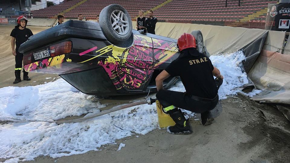 Auto po zderzeniu z bandą