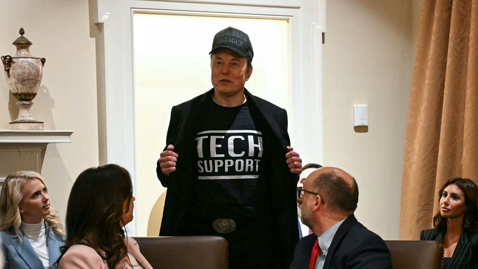 Pierwsze posiedzenie gabinetu Donalda Trumpa
Leader of the Department of Government Efficiency Elon Musk wears a shirt that says "Tech Support" as he speaks during a cabinet meeting with US President Donald Trump at the White House in Washington, DC, on February 26, 2025. (Photo by Jim WATSON / AFP)
JIM WATSON
