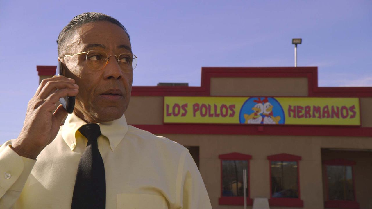 Gus Fring na tle słynnej restauracji "Los Pollos Hermanos"