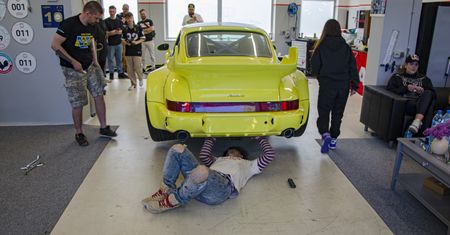 Japończyk leżący pod porsche to obiekt kultu. Rżnie piłą i wierci na oko, a ludzie go podziwiają i... rozumiem to