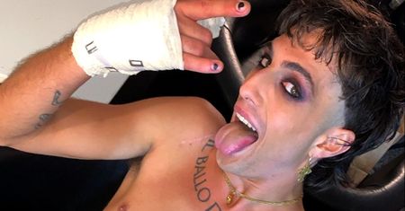 Damiano David z Maneskin zaliczył bolesną kontuzję. Nie przerwał występu