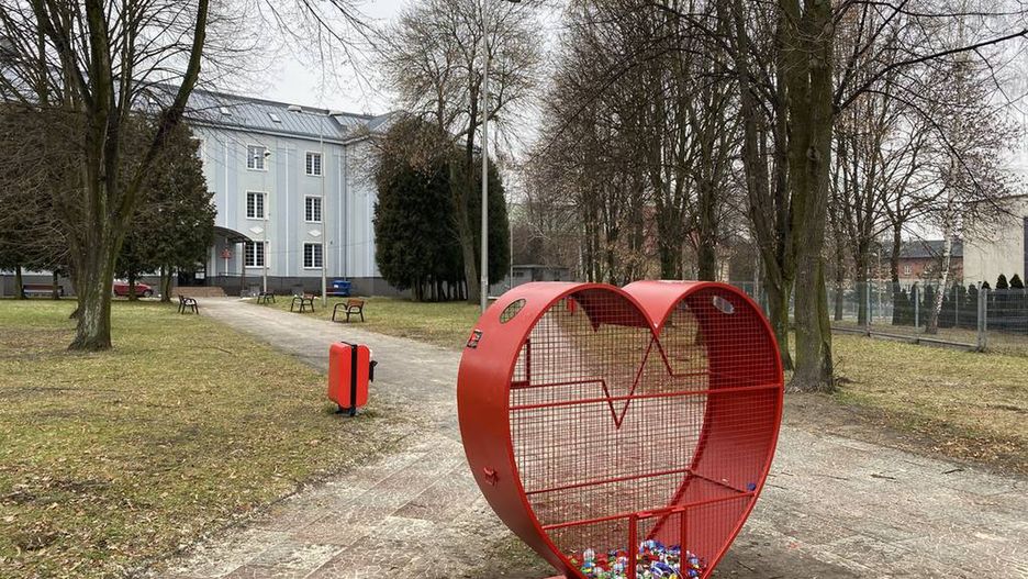 Poręba. W mieście stanęły pojemniki na plastikowe nakrętki.
