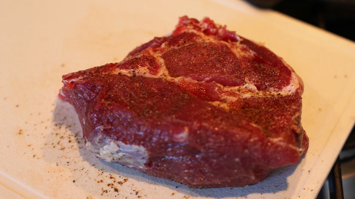 Surowa łopatka wieprzowa bez kości i tłuszczu