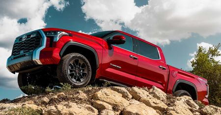 Nowa Toyota Tundra żegna się z potężnym silnikiem, ale i tak imponuje możliwościami
