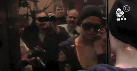 Paris Hilton UCIEKA przez paparazzi! (WIDEO)