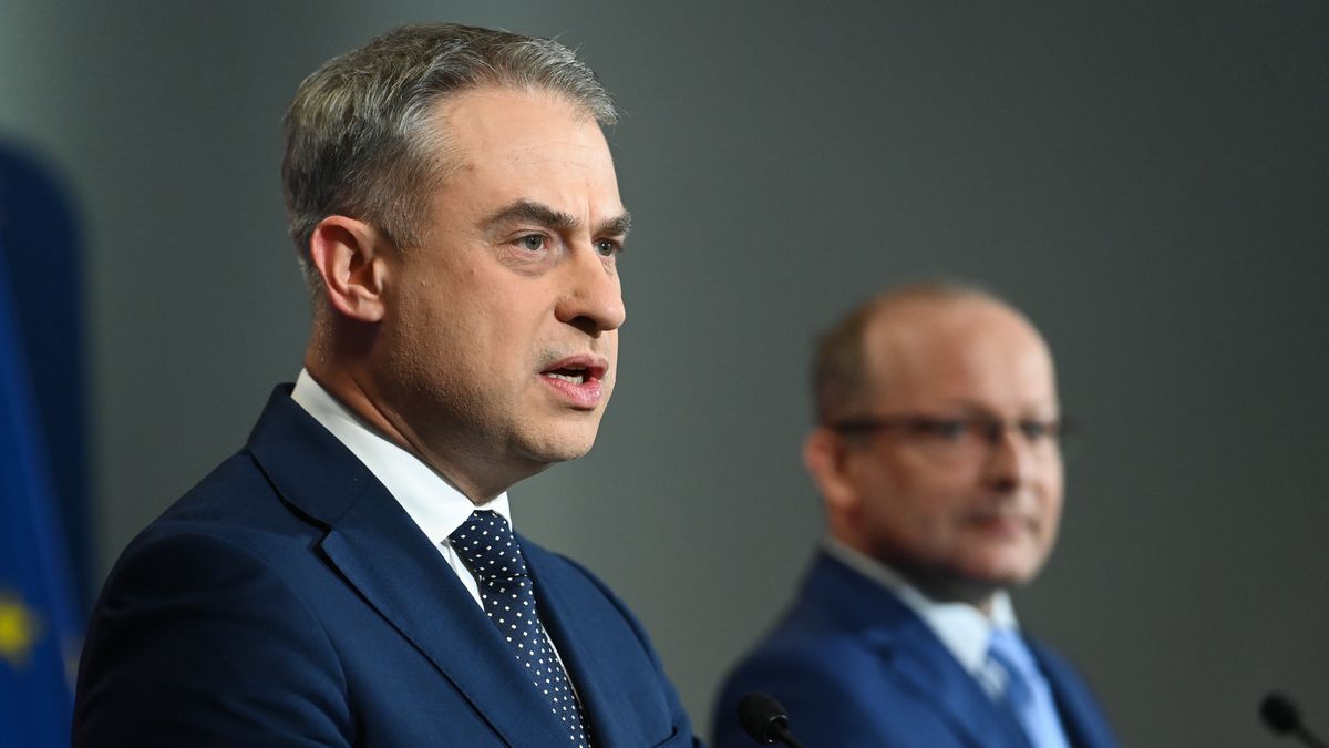 Warszawa, 10.09.2025. Wicepremier, minister cyfryzacji Krzysztof Gawkowski (L) podczas konferencji prasowej w Ministerstwie Cyfryzacji w Warszawie, 10 bm. Temat konferencji: "Nowe informacje dotyczące stanu bezpieczeństwa w cyberprzestrzeni i walki z dezinformacją po incydencie związanym z naruszeniem polskiej przestrzeni powietrznej przez drony". (jm) PAP/Piotr Nowak