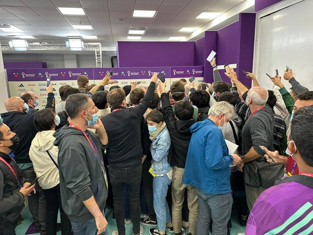 Chętni do zadania pytania angielskemu gwiazdorowi