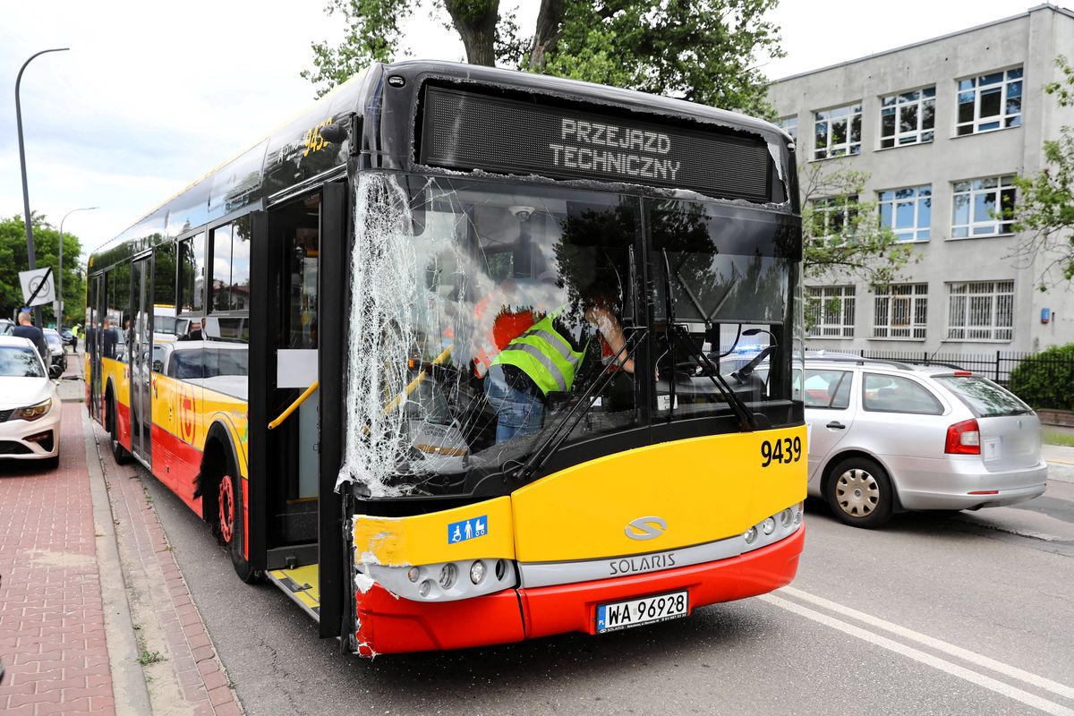 Warszawa. Wypadek autobusu na Bielanach. Kierowca pod wpływem metamfetaminy
