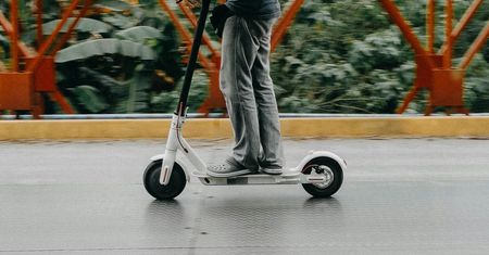 Fałszywy policjant zatrzymał seniorów na rowerach i wyłudził od nich pieniądze