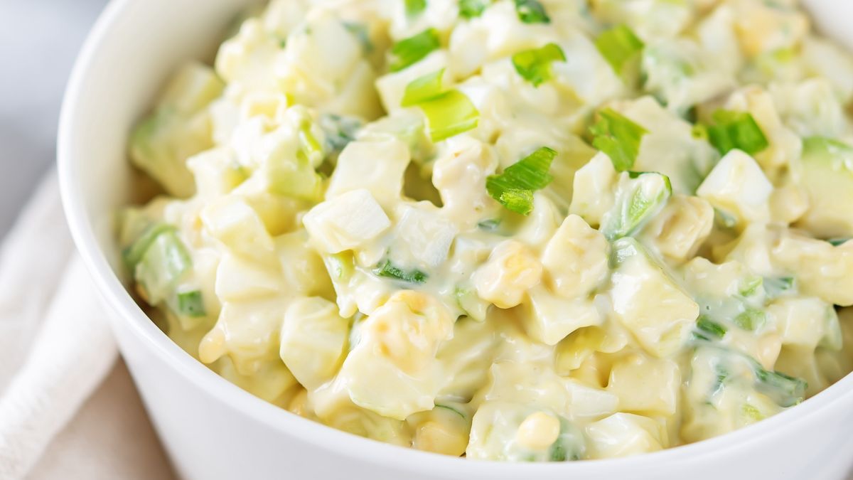 Prosta sałatka jajeczna sprawdzi się na śniadanie