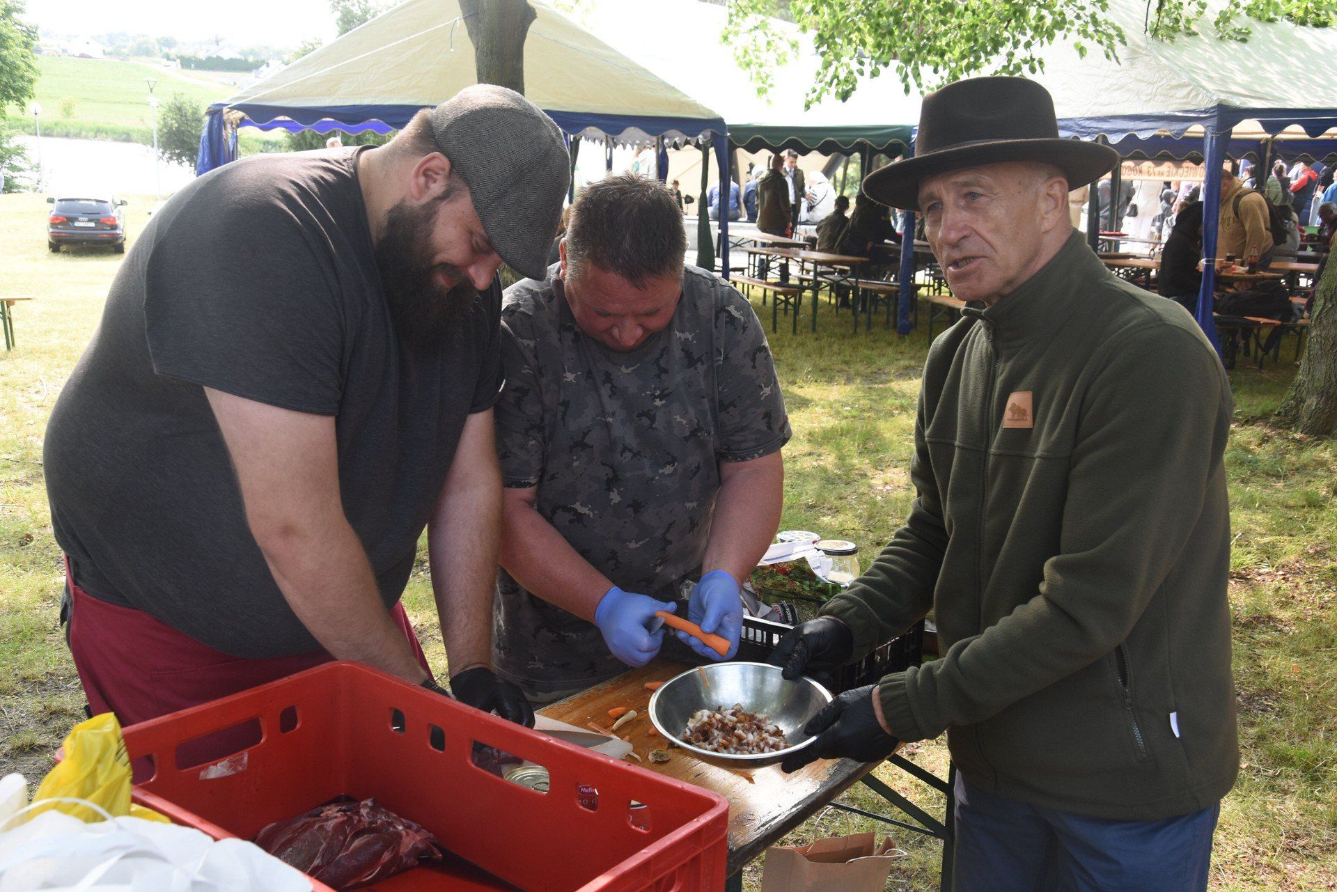 Podczas pikniku nie mogło zabraknąć dziczyzny pod różną postacią.