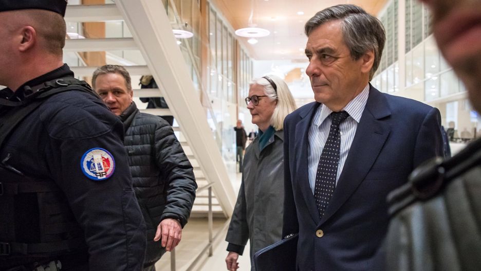 Trial of ex-French Prime Minister Fillon and his wife in Parisepa08269005 Former French Prime Minister Francois Fillon (R) and his wife Penelope (C, back) arrive at the courthouse in Paris, France, 04 February 2020. The ex-prime minister is accused of employing his wife Penelope as a highly-paid aide for years despite the lack of evidence that she performed any legitimate work.  EPA/CHRISTOPHE PETIT TESSON Dostawca: PAP/EPA.CHRISTOPHE PETIT TESSON