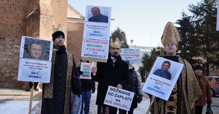 Symboliczny protest pod katedrą w Poznaniu. "Trzej Królowie Mamony" zamiast tradycyjnego orszaku