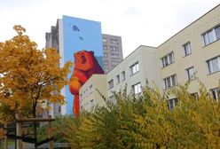 Ursynów ma nowy mural - niedźwiedzia wpatrującego się w motyla