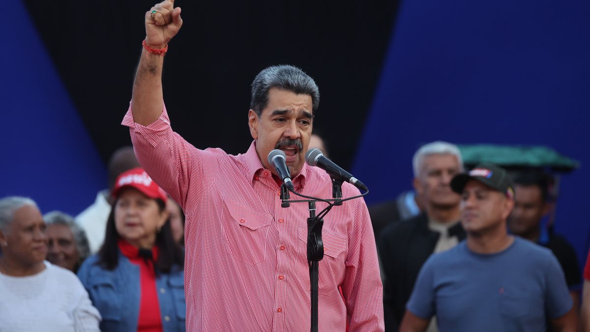 epaselect epa12528704 Venezuelan President Nicolas Maduro speaks during an event in Caracas, Venezuela, 15 November 2025. Maduro sang British musician John Lennon's iconic song 'Imagine' during a ceremony amid growing tensions with the United States, whose government he accused of seeking to 'bomb and invade' the South American country. EPA/MIGUEL GUTIERREZ Dostawca: PAP/EPA.