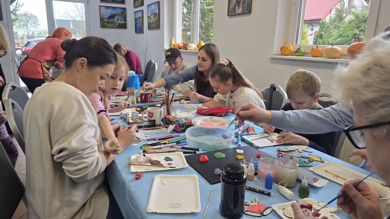 Łazieniec: Warsztaty świąteczne 2025. Kreatywne spotkanie mieszkańców. Zdjęcia
