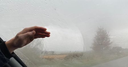 Zaparowane szyby w aucie? Oto prosty i skuteczny sposób