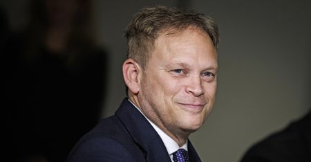 Zakłócenia w samolocie brytyjskiego ministra. Doniesienia o Rosjanach