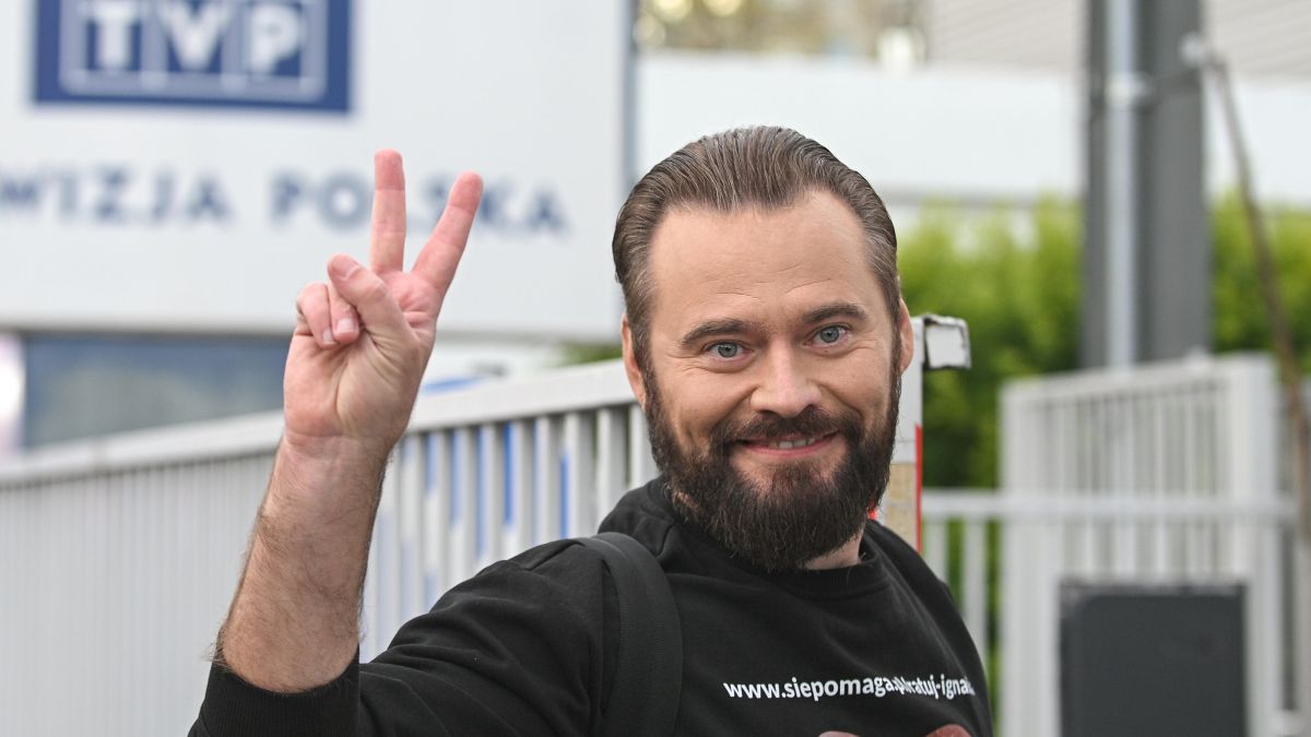 Krzysztof Stanowski zjawił się przed budynkiem z muzykami