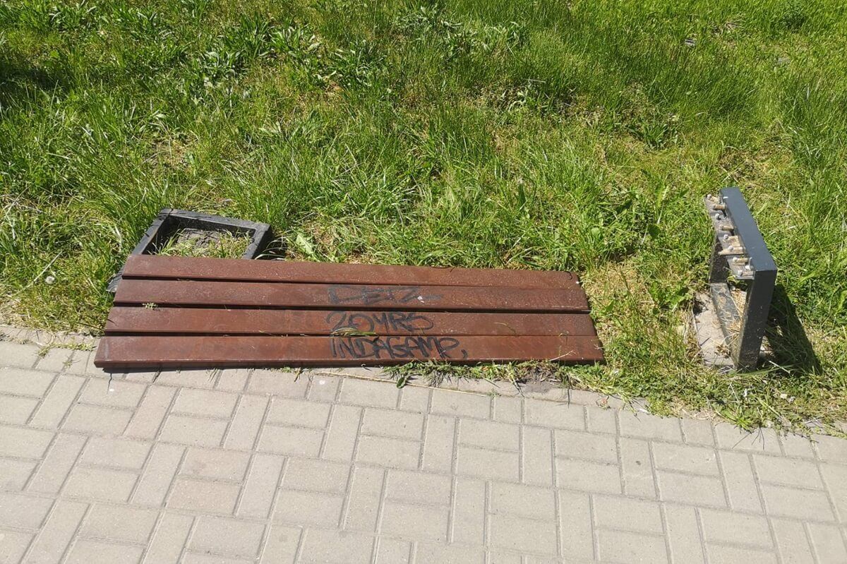 Uszkodzona ławka