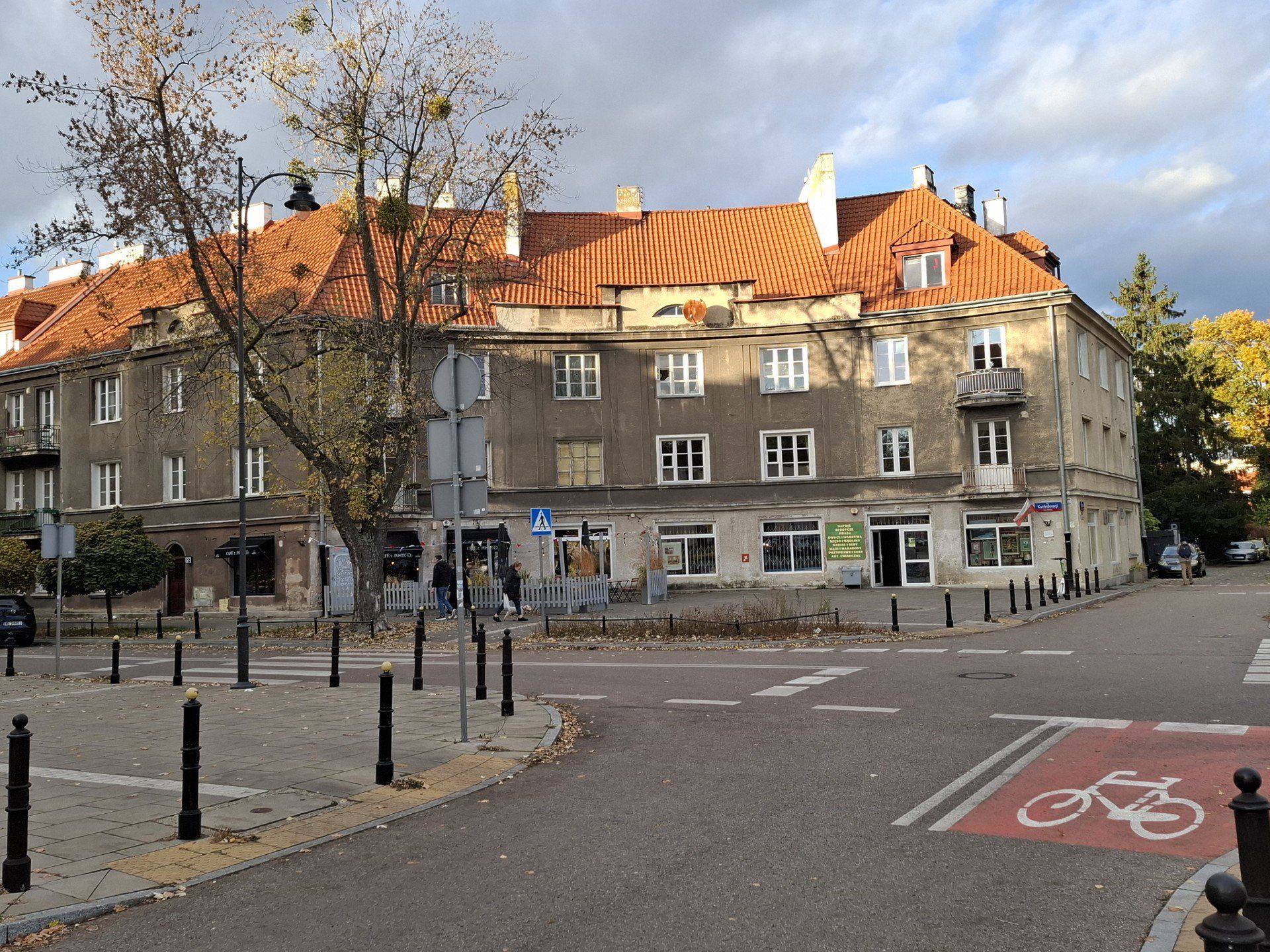 To idealne miejsce na listopadowe spacery. Najpiękniejsza ulica Warszawy w jesiennych barwach
