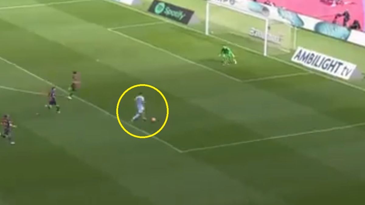 Twitter / Eleven Sports / Na zdjęciu: moment strzału Iglesiasa 