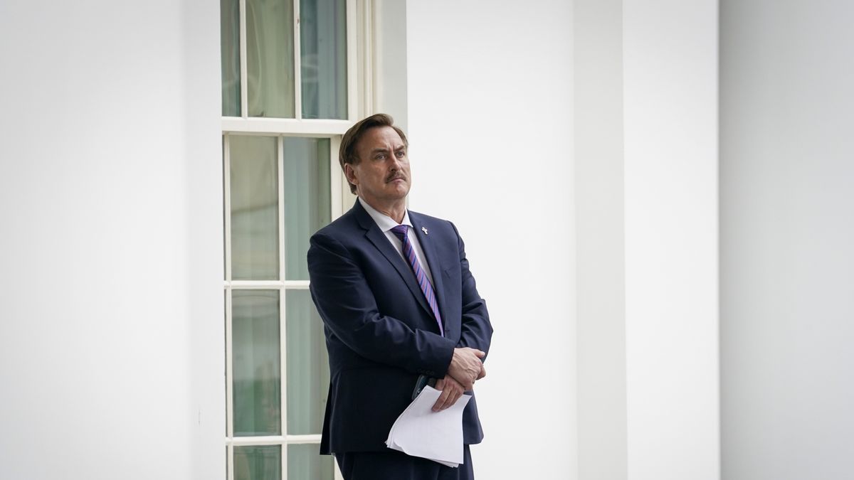 Mike Lindell przyniósł na spotkanie z Trumpem tajemnicze dokumenty