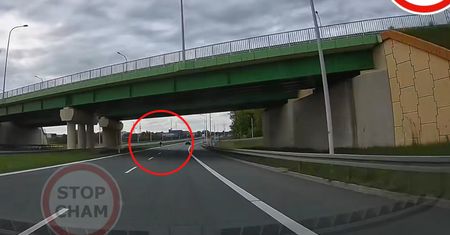 Nagranie z S17. "Jak najszybciej zgłosić pod 112"