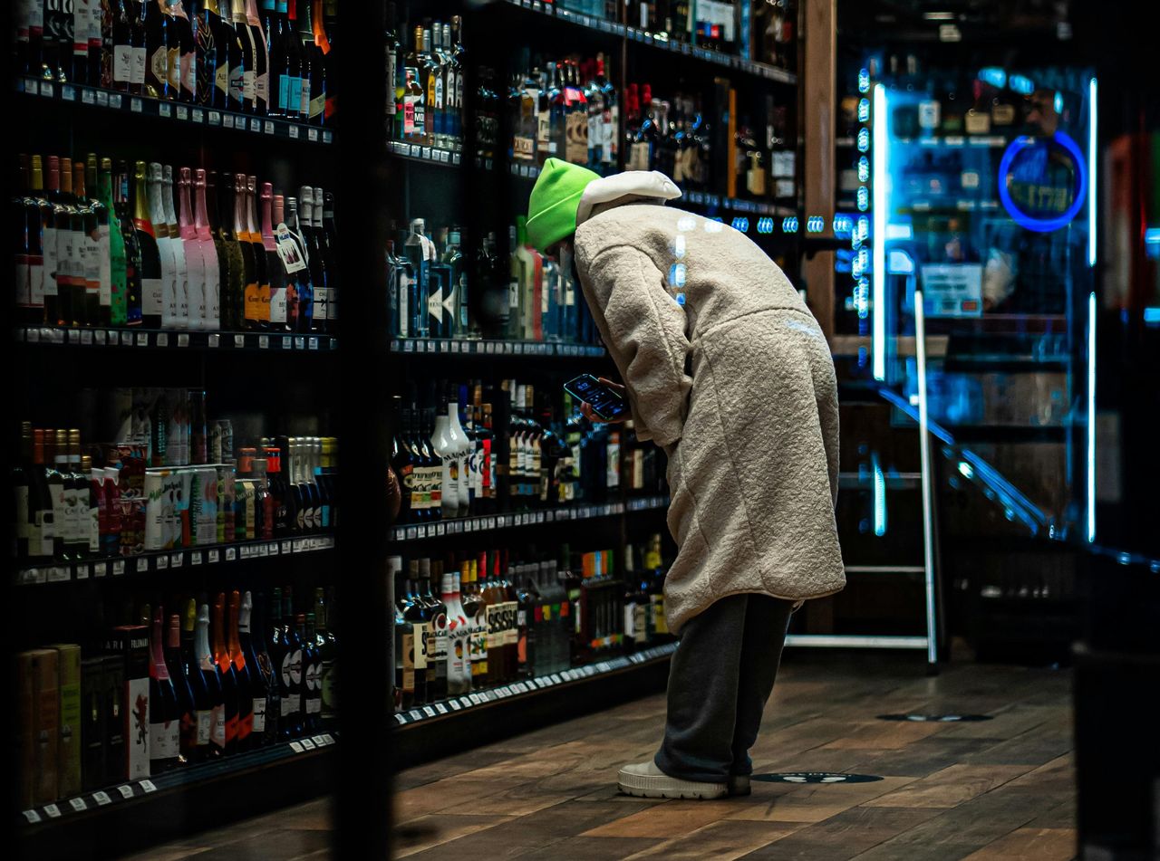 "Awanturują się, krzyczą". Skutki nocnej prohibicji w Krakowie