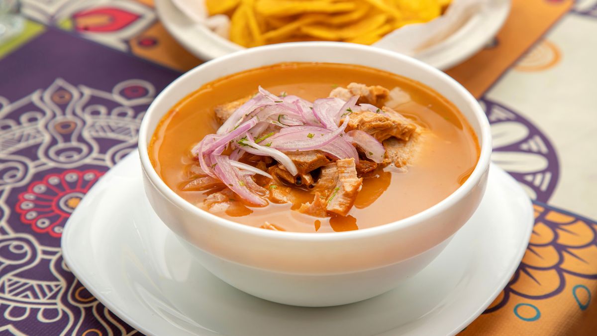 Zupa encebollado coraz częściej pojawia się na polskich stołach