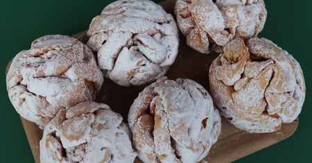 Moja kuzynka piecze ciasteczka śnieżne kule. Dzieciaki je uwielbiają