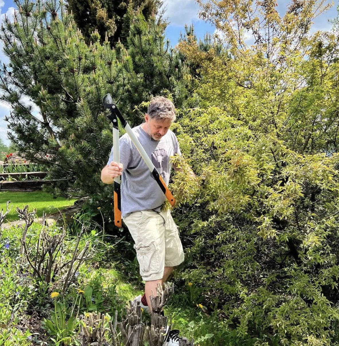 Andrzej Piaseczny uwielbia spędzać czas w przydomowym ogrodzie