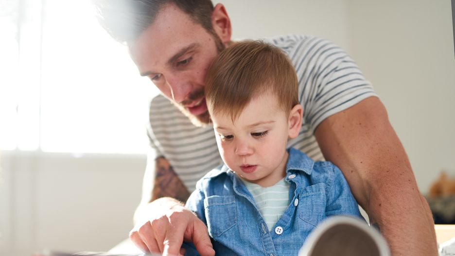 Tata czyta z dzieckiem