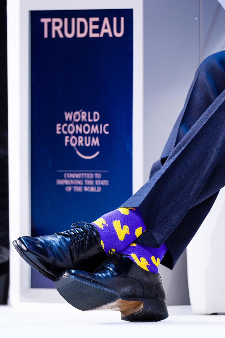 Justin Trudeau od dawna znany jest ze swojej pasji do kolorowych skarpet. Jego śladem idą też biznesmeni. Czy słusznie?