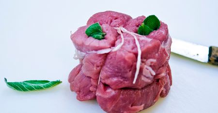 Surowa cielęcina zrazowa górna (samo mięso)